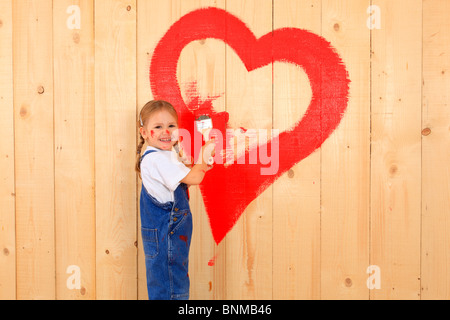 Tablette tablettes Conseil conseils mur en bois fille amour parental pinceau color chance bonheur coeur coeur bois forme mur en bois Banque D'Images