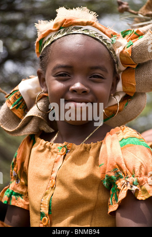 Jeune fille portant des costumes colorés traditionnels Seu et headress unique à la Fête des vendanges à Curacao Banque D'Images