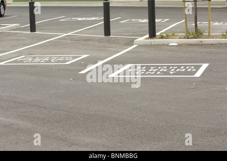Parking hybride 'uniquement' sign est peint dans un parking un parking est réservé que la désignation pour les véhicules hybrides. Banque D'Images