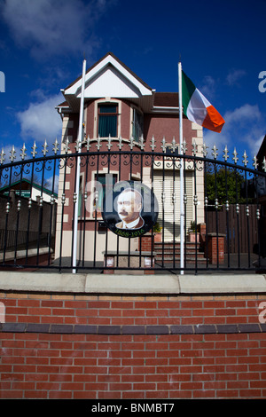 L'Irlande du Nord, Belfast, Andersonstown, James Connolly House, siège de Sinn Fein avec drapeau tricolore irlandais. Banque D'Images