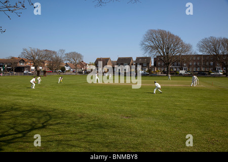 L'Angleterre, West Sussex, Southwick, jouant sur l'équipe de cricket Local du village. Banque D'Images