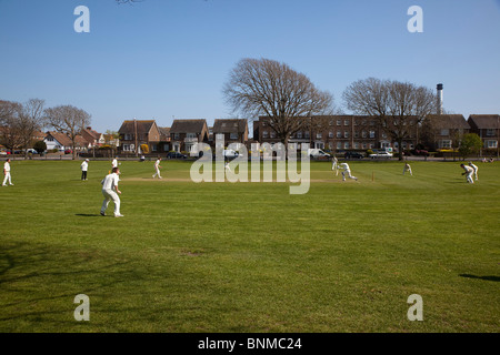 L'Angleterre, West Sussex, Southwick, jouant sur l'équipe de cricket Local du village. Banque D'Images