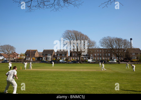 L'Angleterre, West Sussex, Southwick, jouant sur l'équipe de cricket Local du village. Banque D'Images