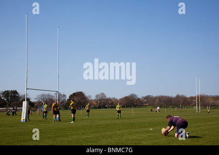 L'Angleterre, West Sussex, Shoreham-by-Sea, équipes de rugby jouant sur Victoria Park terrains de jeux. Player kicking une conversion, Banque D'Images