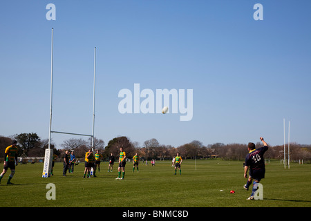 L'Angleterre, West Sussex, Shoreham-by-Sea, équipes de rugby jouant sur Victoria Park terrains de jeux. Player kicking une conversion. Banque D'Images