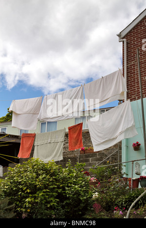 Lave-pendaison sur une ligne. Draps et serviettes suspendus pour le séchage en plein air sur un après-midi d'été. Banque D'Images