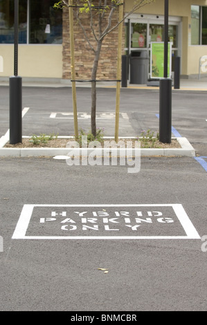 Parking hybride 'uniquement' sign est peint dans un parking un parking est réservé que la désignation pour les véhicules hybrides. Banque D'Images