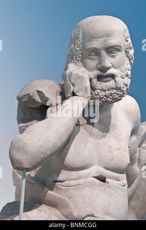 Détail de la vieille prophétesse du fronton est du Temple de Zeus à Olympie. Banque D'Images