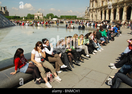 Les personnes à la Pyramide du Louvre Paris France Banque D'Images