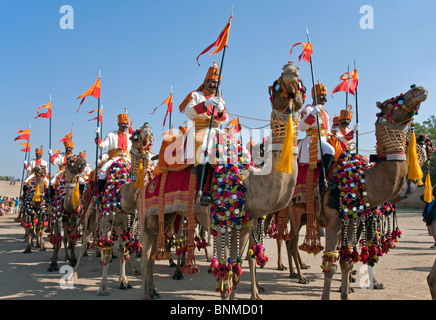 Des soldats indiens chameaux. Rajasthan défilé du festival. Le Rajasthan. L'Inde Banque D'Images