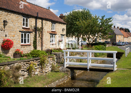 Pont sur le Beck sur High Street North Yorkshire Angleterre Helmsley Banque D'Images