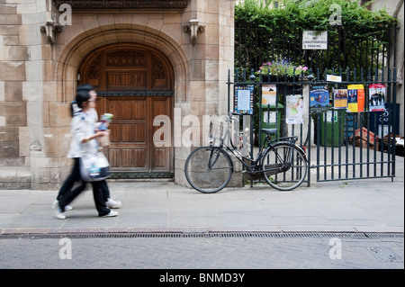 Les touristes japonais se balade le long de la Trinity Street Cambridge. Vitesse d'obturation lente pour donner un léger effet de flou. Banque D'Images