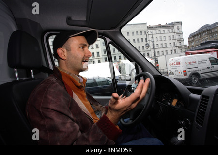 Un conducteur derrière le volant Banque D'Images