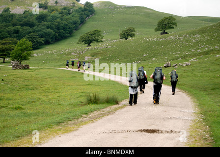 Les randonneurs sur un chemin près de Malham Cove dans le Yorkshire Dales Banque D'Images