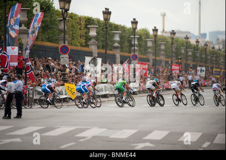 Tour de France 2010, le Peloton arrive à Paris, dernière étape, Rue de Rivoli Banque D'Images