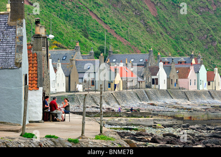 Crovie, un petit village sur une corniche étroite le long de la mer comportant une seule rangée de maisons dans l'Aberdeenshire, Ecosse, Royaume-Uni Banque D'Images