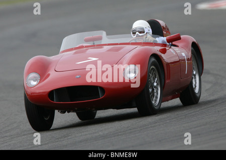 Stirling Moss entraîne l'OSCA au cours de la Silverstone Classic, Circuit de Silverstone, le 24 juillet 2010. Banque D'Images