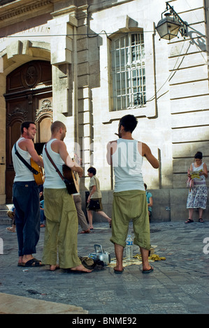 Arles, France - Scène de rue à l'extérieur, les jeunes musiciens de rue sur la rue Banque D'Images