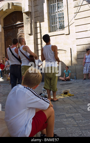 Arles, France - Scène de rue à l'extérieur, samedi, le jeune garçon regardant des musiciens de rue Banque D'Images