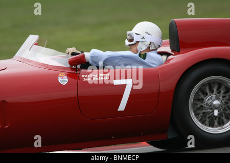 Stirling Moss entraîne l'OSCA au cours de la Silverstone Classic, Circuit de Silverstone, le 24 juillet 2010. Banque D'Images