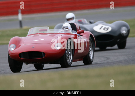 Stirling Moss entraîne l'OSCA au cours de la Silverstone Classic, Circuit de Silverstone, le 24 juillet 2010. Banque D'Images