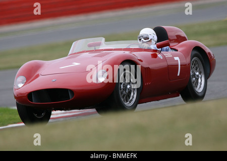 Stirling Moss entraîne l'OSCA au cours de la Silverstone Classic, Circuit de Silverstone, le 24 juillet 2010. Banque D'Images