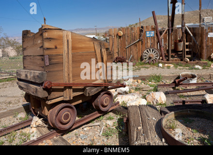 Une vieille voiture à la minière 'vivant' de la ville fantôme de Randsburg, California. Banque D'Images