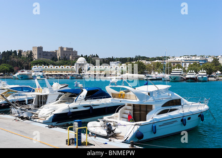 Vue sur le port de Mandraki vers le palais des Grands Maîtres et Nea Agora, la ville de Rhodes, Rhodes, Grèce Banque D'Images