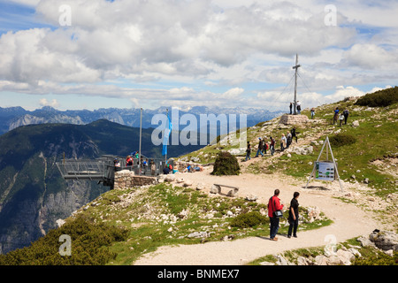 Les gens qui marchent sur le chemin à 5 doigts plate-forme d'observation sur la montagne Krippenstein dans le massif du Dachstein dans Alpes. L'Autriche, Europe Banque D'Images