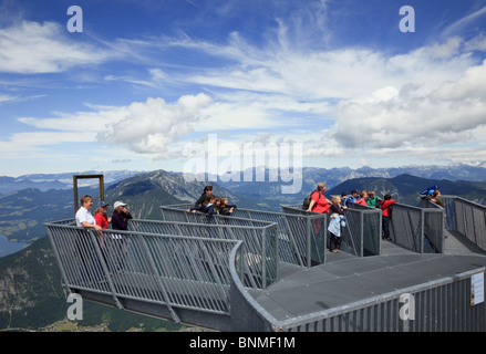 Les enfants de l'école posant sur 5doigts plate-forme d'observation sur la montagne Dachstein Krippenstein au site du patrimoine mondial dans les Alpes. Banque D'Images