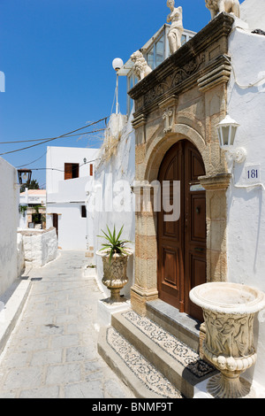 Porte pour une maison typique dans le village de Lindos, Rhodes, Grèce Banque D'Images