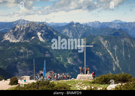 Les gens à Pioneer cross et 5doigts plate-forme d'observation sur la montagne Dachstein Krippenstein au site du patrimoine mondial dans les Alpes. Banque D'Images