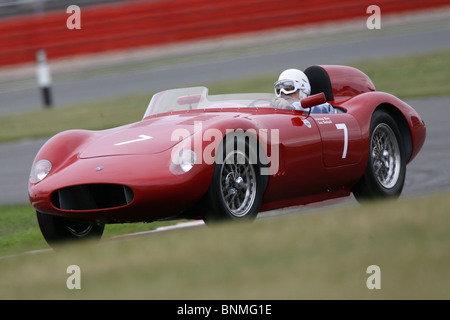 Stirling Moss entraîne l'OSCA au cours de la Silverstone Classic, Circuit de Silverstone, le 24 juillet 2010. Banque D'Images