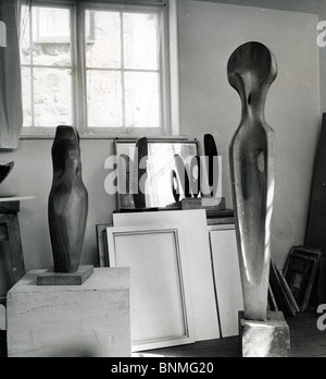 BARBARA HEPWORTH (1903-1975) sculpteur français - son studio à St Ives, Cornwall, en 1958 Banque D'Images