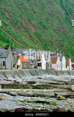 Crovie, un petit village sur une corniche étroite le long de la mer comportant une seule rangée de maisons dans l'Aberdeenshire, Ecosse, Royaume-Uni Banque D'Images