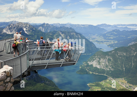 Enfants sur 5doigts plate-forme d'observation sur la montagne Dachstein Krippenstein au patrimoine mondial surplombant le lac Hallstattersee Salzkammergut Autriche Banque D'Images