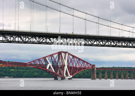 Le Forth Road Bridge et Forth Railway Bridge / Forth Rail Bridge sur le Firth of Forth près d'Edimbourg, Ecosse, Royaume-Uni Banque D'Images