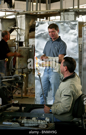 L'Irlande, Waterford, Waterford Crystal Factory Centre d'accueil, deux hommes faire verre lustre Banque D'Images