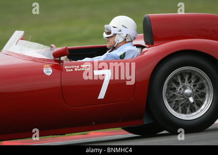 Stirling Moss entraîne l'OSCA au cours de la Silverstone Classic, Circuit de Silverstone, le 24 juillet 2010. Banque D'Images