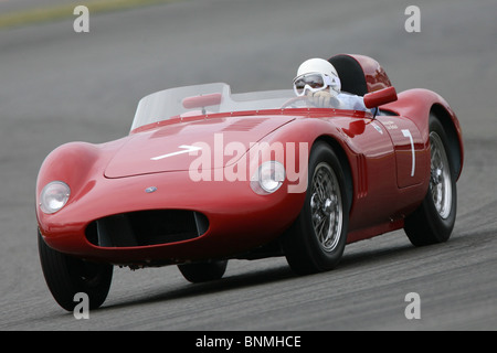 Stirling Moss entraîne l'OSCA au cours de la Silverstone Classic, Circuit de Silverstone, le 24 juillet 2010. Banque D'Images