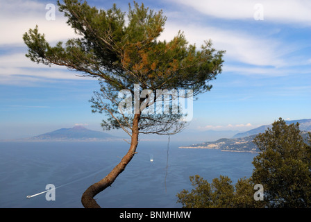 De Capri sur la baie de Naples vers le Vésuve. L'Italie. Banque D'Images