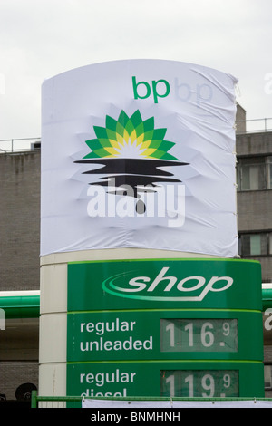 Station essence BP re-marqués par des militants de Greenpeace, Londres, Royaume-Uni. 27Juillet 2010 Banque D'Images