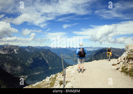 Obertraun, Salzkammergut, Autriche. Les gens qui marchent sur le chemin à 5 doigts sur la montagne Krippenstein dans les Alpes Massif du Dachstein Banque D'Images