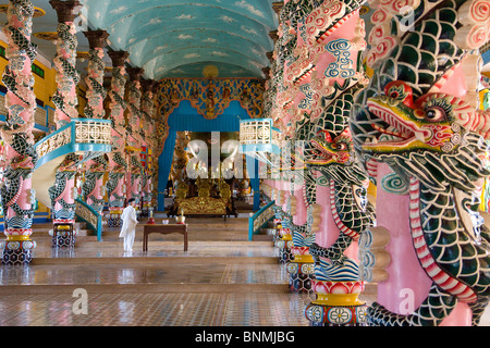 Tay Ninh, Vietnam Asie grand grand temple religion dragon cerf-volant à l'intérieur des décorations art culture voyages site d'intérêt Banque D'Images