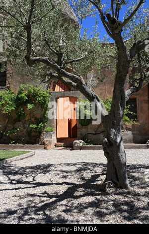 Vue de Santa Cova chapelle sur la montagne dentelée (Montserrat) à l'ouest de Barcelone, en Catalogne, Espagne. Banque D'Images