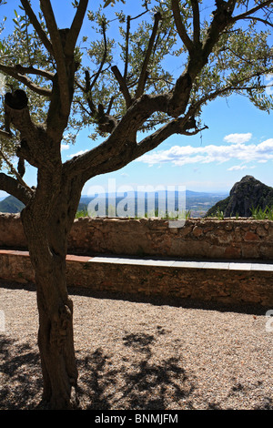 Vue depuis Santa Cova chapelle sur la montagne dentelée (Montserrat) à l'ouest de Barcelone, en Catalogne, Espagne. Banque D'Images