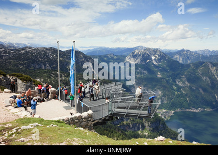 Les gens sur les 5doigts plate-forme d'observation sur la montagne Dachstein Krippenstein au site du patrimoine mondial au-dessus du lac Hallstattersee dans Alpes. Banque D'Images