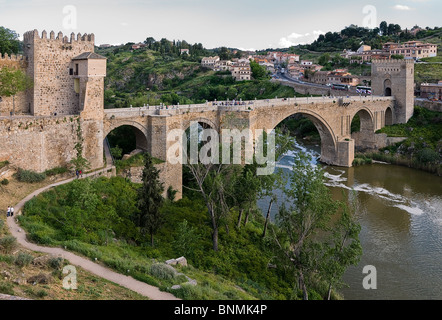 Pont médiéval San Martin, à partir du 14e siècle en pierre, traverse le tage dans la ville de Tolède, Castille la Manche, Espagne, Europe. Banque D'Images