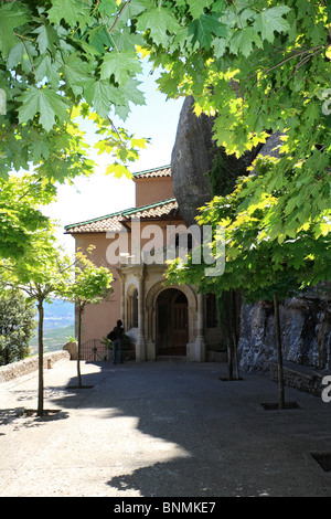 Vue de Santa Cova chapelle sur la montagne dentelée (Montserrat) à l'ouest de Barcelone, en Catalogne, Espagne. Banque D'Images