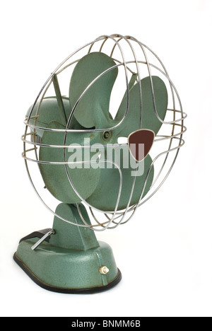 Ancien ventilateur métallique vert sur fond blanc Banque D'Images